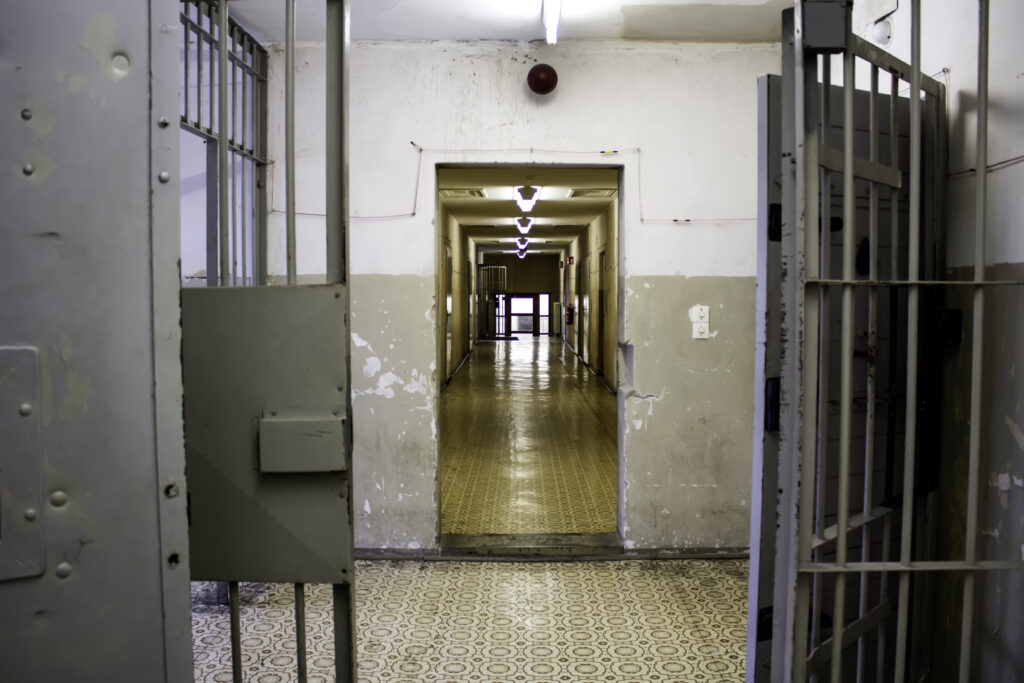 Sistema Penitenciário em Crise: Desafios Contemporâneos da Execução Penal